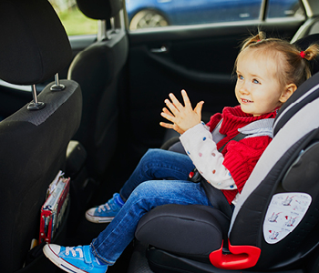 Naj bo otrok v avtu vedno v avtosedežu dokler ga res ne preraste.