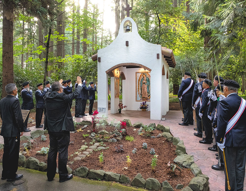 Msgr. Eduardo Ch&aacute;vez prays with Fourth Degree Knights in Portland, Ore