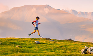 Tekača, ki ljubi tek v naravi, lahko spremlja trajnostna tekaška oprema.