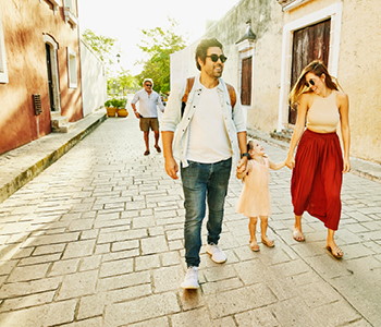 Mlad par z nekajletno hčerko na družinskih počitnicah v eksotičnem mestu.