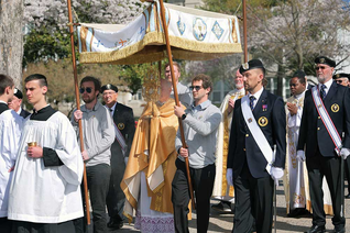 College Knights carry the canopy over the Blessed Sacrament and Fourth Degree Knights provide an honor guard as Bishop Edward Rice leads a Eucharistic procession through Cape Girardeau, Mo., March 17. It was the final day of an 845-mile Eucharistic pilgrimage across the Diocese of Springfield-Cape Girardeau. (Photo by Castletown Media)