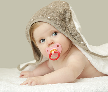 Dojenček z dudo. Simbolna slika za nasvet o prednostih in slabostih dude.