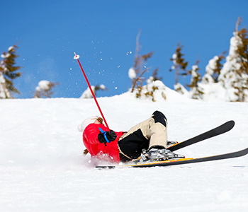 Smučar v rdeči bundi je pravkar padel in videti je, da je imel srečo in se je izognil poškodbi kolena.