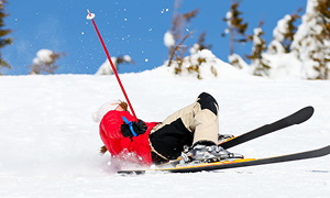 Smučar v rdeči bundi je pravkar padel in videti je, da je imel srečo in se je izognil poškodbi kolena.