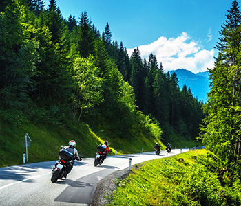 Izlet z motorjem v skupini - simbolna slika za članek o pravilih, ki jih morate poznati