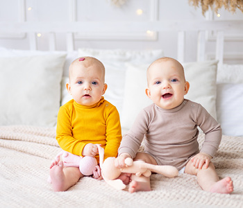 Dojenčla dvojčka - levi ima na čelu infantilni hemangiom