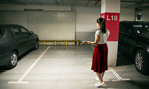 Ženska v podzemni garaži ugotavlja, da so ji ukradli avto.