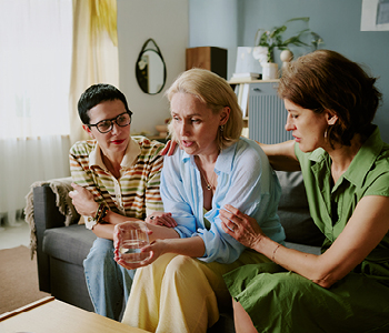 Prijateljici tolažita tretjo, ki je v stiski zaradi ločitve od dolgoletnega partnerja.