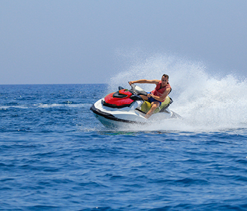Poletni užitki za ljubitelje adrenalina se skrivajo v vožnji z vodnim skuterjem.