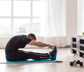 Moški z razteznimi vajami ohranja gibčnost kljub poškodbi