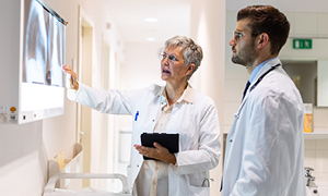 Medicinska razprava o pacientovih izvidih in načinih zdravljenja.