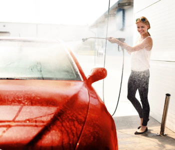 Mlado dekle skrbno ravna z nadomestnim vozilom - pred iztekom najema ga bo oprala.