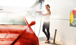 Mlado dekle skrbno ravna z nadomestnim vozilom - pred iztekom najema ga bo oprala.