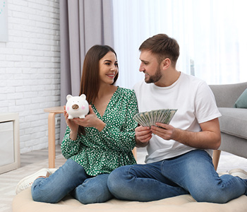 Mlada zaljubljenca imata različen odnos do denarja. Ona bi varčevala, on pa trošil.