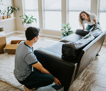 Mlad par prinaša svoje pohištvo v najeto stanovanje.