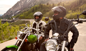 Dva motorista v temnih opravah sta se podala na izlet z motorjem.