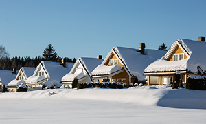Vrstne hiše je prekrila debela snežna odeja, ki ogroža trdnost njihovih ostrešij.
