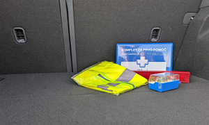 Obvezna oprema v avtu vključuje varnostni trikotnik, komplet rezervnih žarnic, prvo pomoč in odsevni jopič.