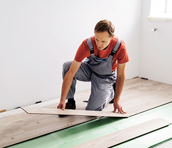 Moški se pri prenovi ukvarja tudi s toplotnimim ostovi, da bi preprečil vlago v stanovanju