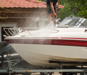 Pred prvo plovbo v sezoni je potreben temeljit pregled in čiščenje čolna.