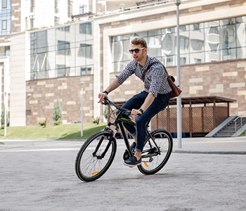 Mladenič uživa v mestnem kolesarjenju, saj se s kolesom lahko izogne mestni gneči in se med potjo tudi razmiga.