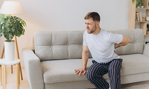 Mlad moški z bolečinami v zgornjem delu hrbta