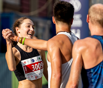 Zmagoslavje med tekači, ki so priprave na maraton okronali na cilju.