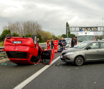 Prometna nesreča na avtocesti v tujini, možno pomečkani in prevrnjeni avtomobili.