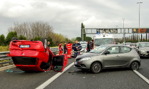 Prometna nesreča na avtocesti v tujini, možno pomečkani in prevrnjeni avtomobili.
