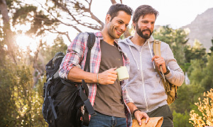 Dva moška uživata v aktivnem življenjskem slogu - simbolna fotografija za članek o znakih raka prostate, penisa in raka na modih pri moških