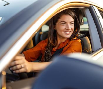 Sproščena voznica kljub zastoju na cesti.