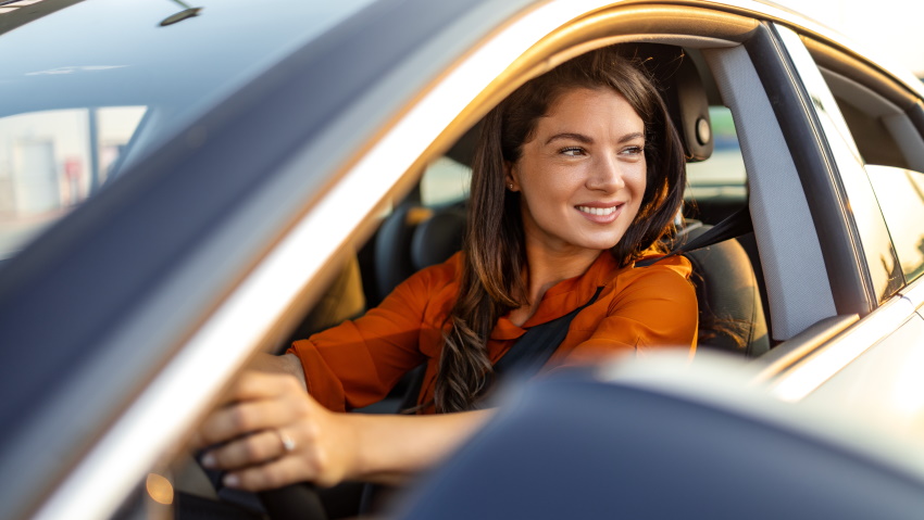 Sproščena voznica kljub zastoju na cesti.