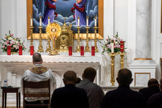 Father James Gould, pastor of St. Francis de Sales Parish in Purcellville, Va., leads members of St. Francis Council 11136 in a daily rosary for Ukraine in the presence of the Blessed Sacrament. (Photo by Matthew Barrick)