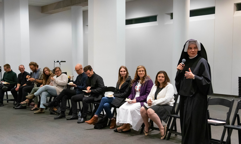 Siostra Gaudia przemawia do grupy w Narodowym Sanktuarium Świętego Jana Pawła II.