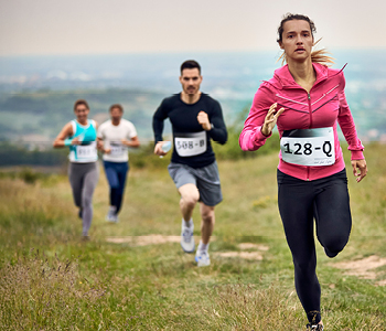 Tekači v naravi tekmujejo na trail teku