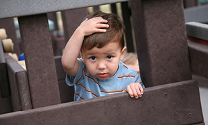 Udarci v glavo so pri otrocih pogosti - tudi deček na sliki se je udaril pri igri