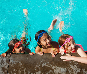 Poskrbite za varno plavanje otrok v bazenih in morju z nekaj nasveti, ki lahko pomagajo preprečiti nevarnost utopitve.