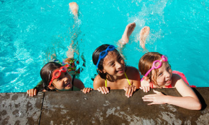 Poskrbite za varno plavanje otrok v bazenih in morju z nekaj nasveti, ki lahko pomagajo preprečiti nevarnost utopitve.