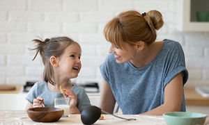 Mama in hčerka pri pripravi zdravega, z vitamini bogatega obroka.