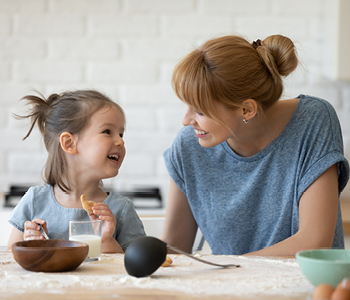 Mama in hčerka pri pripravi zdravega, z vitamini bogatega obroka.