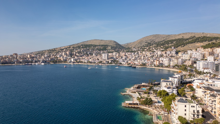 V albanski Sarandi boste zadostili želji po kulturi, zgodovini, pa tudi razkošni plaži in turističnem vzdušju.