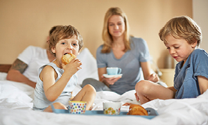 Družina se z zdravim slovenskim zajtrkom sladka kar v postelji.