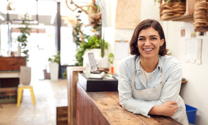 Mlada podjetnica je poslovanje svojega podjetja zaščitila z zavarovanjem odgovornosti.