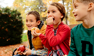 Otroci uživajo v zdravi malici, ki je del uravnotežene prehrane in zdrave rutine.