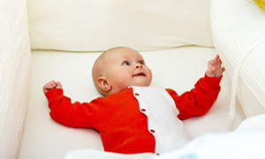 Dojenček v zibelki - simbolna fotografija za zlatenico pri dojenčkih