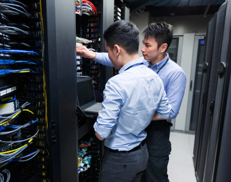 Photo of two Vocus workers in a Data Centre